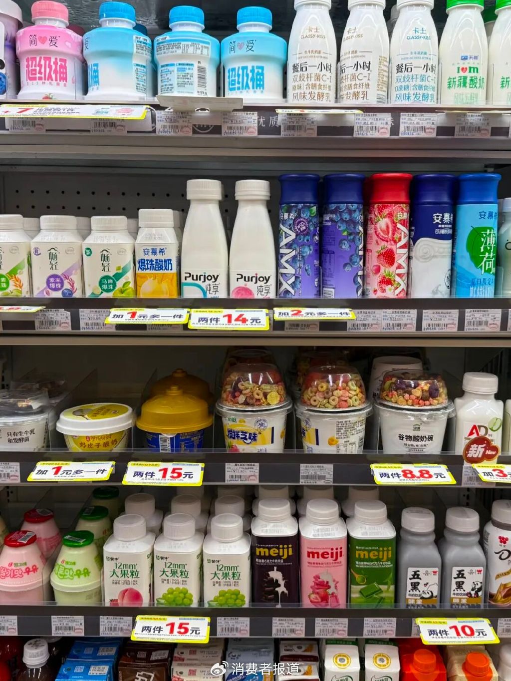 ▲五花八门的风味“酸奶” 《消费者报道》记者摄