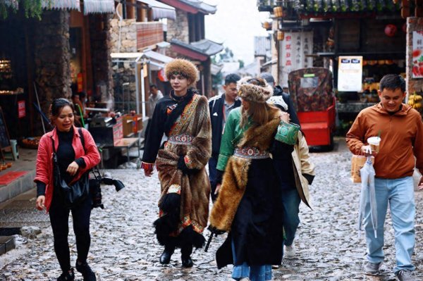 多得网 外媒嘉宾看云南：在雪山脚下，聆听传统与现代的交响